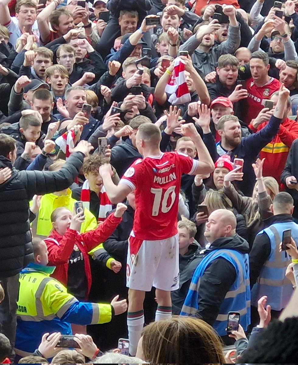 Helgriff40's tweet photo. @Wrexham_AFC https://t.co/HFfcCZ3cQ3 https://t.co/8rHXYgXYdx
