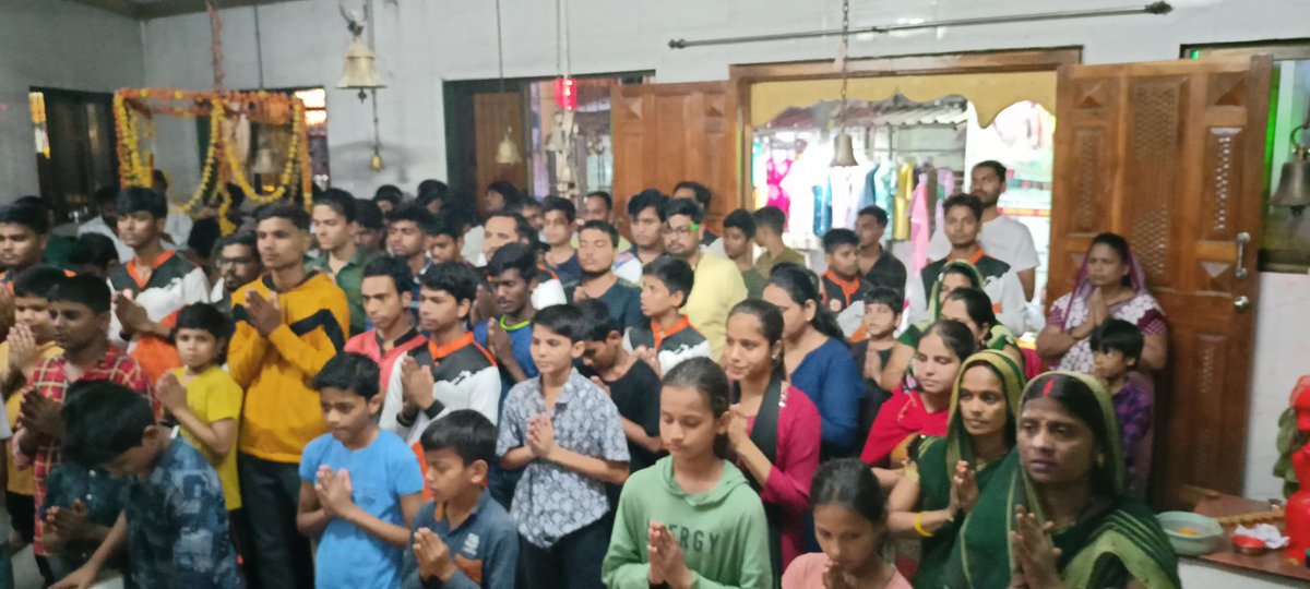 sanatansevasang's tweet photo. #सनातन_सेवा_संघ🚩
आज संघर्ष नगर, असल्फा, 3 नं खाड़ी, अशोक नगर, साने गुरुजी नगर, जागृति नगर, असल्फा भाजी मार्किट एवं दुर्गा नगर में शनिवार शाम की साप्ताहिक आरती और बैठक मंदिर में आनंद पूर्वक सफल हुई, आरती को आनंदपूर्वक बनाने के लिए सभी सनातनियो का तहे दिल से धन्यवाद🙏🙏 https://t.co/OKsKe9GsMa