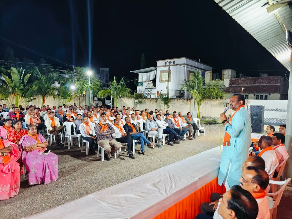 jitu_vaghani's tweet photo. મારા ભાવનગર પશ્ચિમ વિધાનસભાના વડવા - અ વોર્ડમાં આગામી લોકસભા ચૂંટણીને અનુલક્ષીને આયોજિત મોદી પરિવાર સભામાં ઉપસ્થિત રહી સૌને ભારતીય જનતા પાર્ટીની તરફેણમાં મોટી સંખ્યામાં મતદાન કરવા હાકલ કરી.

આ કાર્યક્રમમાં મેયર શ્રી ભરતભાઈ બારડ, ભાવનગર જિલ્લા પૂર્વ પ્રમુખ શ્રી હર્ષદભાઈ દવે, વિધાનસભા સંયોજક શ્રી મહેશભાઈ રાવલ, ડે. મેયર અને કોર્પોરેટર શ્રી મોનાબેન પરીખ, સ્ટે. કમિટી ચેરમેન શ્રી રાજુભાઈ રાબડીયા, વોર્ડ પ્રમુખ શ્રી રાજુભાઈ લુખી, કોર્પોરેટર શ્રી રાજુભાઈ પંડ્યા, શ્રી ભારતીબેન બારૈયા, શિક્ષણ સમિતિના સભ્ય શ્રી નિકુંજભાઈ, વેપારી શ્રી મૂળજીભાઈ, શ્રી છગનભાઇ, શ્રી દયાળભાઈ, શ્રી વલ્લભભાઈ, પૂર્વ ડે. મેયર ડો. હરેશભાઇ નાવડિયા, શ્રી કૌશિકભાઈ ચાંદલિયા, દરેક મોરચા-સેલના હોદ્દેદારો, કાર્યકર્તા ભાઈ-બહેનો અને આસપાસની સોસાયટીના નાગરિકો ઉપસ્થિત રહ્યા.

#PhirEkBaarModiSarkar #AbkiBaar400Paar #JituVaghani