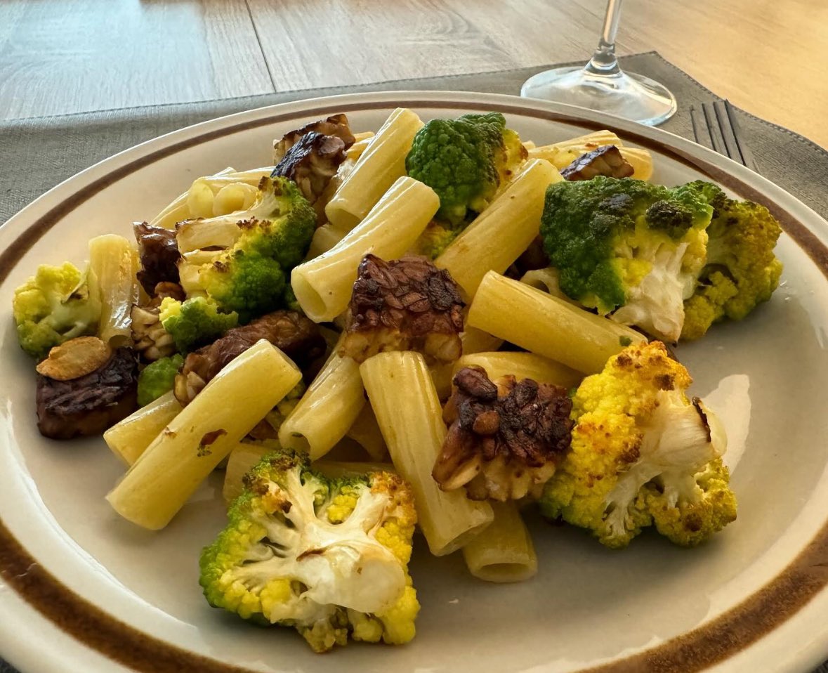 Romanesco Cauliflower Pasta with Marinated Tempeh ✨

#vegan #vegano #whatveganseat #weekend #NYC