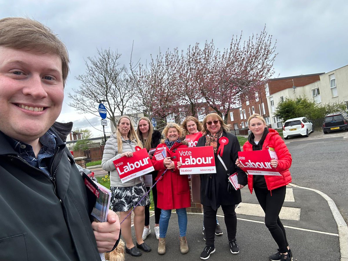 I was pleased to also be out supporting Washington Central candidate @cllrDianne alongside our Police and Crime Commissioner candidate @SusanDungworth, two people who are committed to working with our local community to make our streets safer.🌹