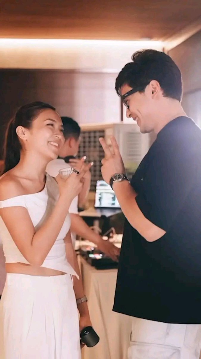 johneths tweet media