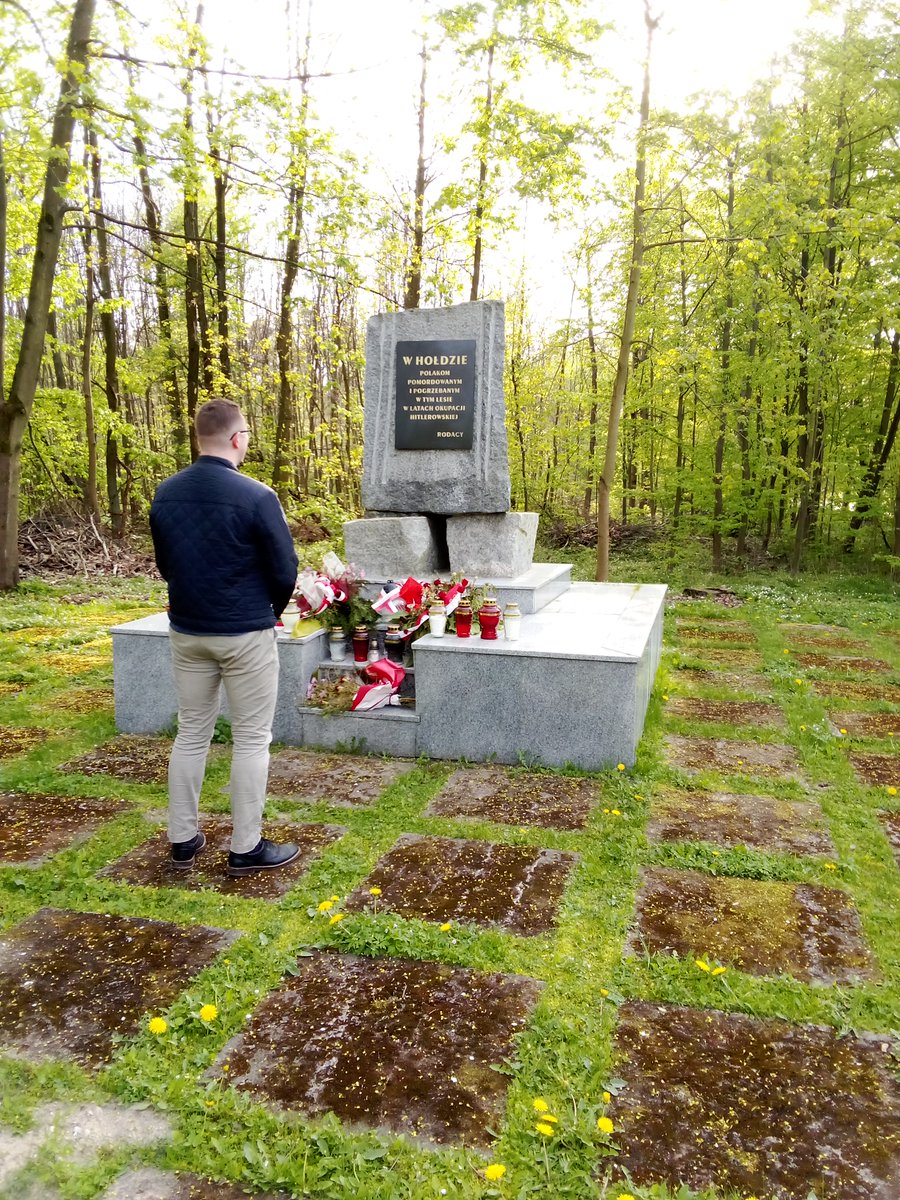 W dniu dzisiejszym obchodzimy Dzień Pamięci Ofiar Zbrodni Katyńskiej.
Znicz pod pomnikami ofiar zbrodni sowieckich i zbrodni niemieckich zapalił w naszym imieniu kol. Mariusz Plicha.
Cześć i chwała Bohaterom, wieczna pamięć poległym!
#Katyń #KatynMassacre #ZbrodniaKatyńska