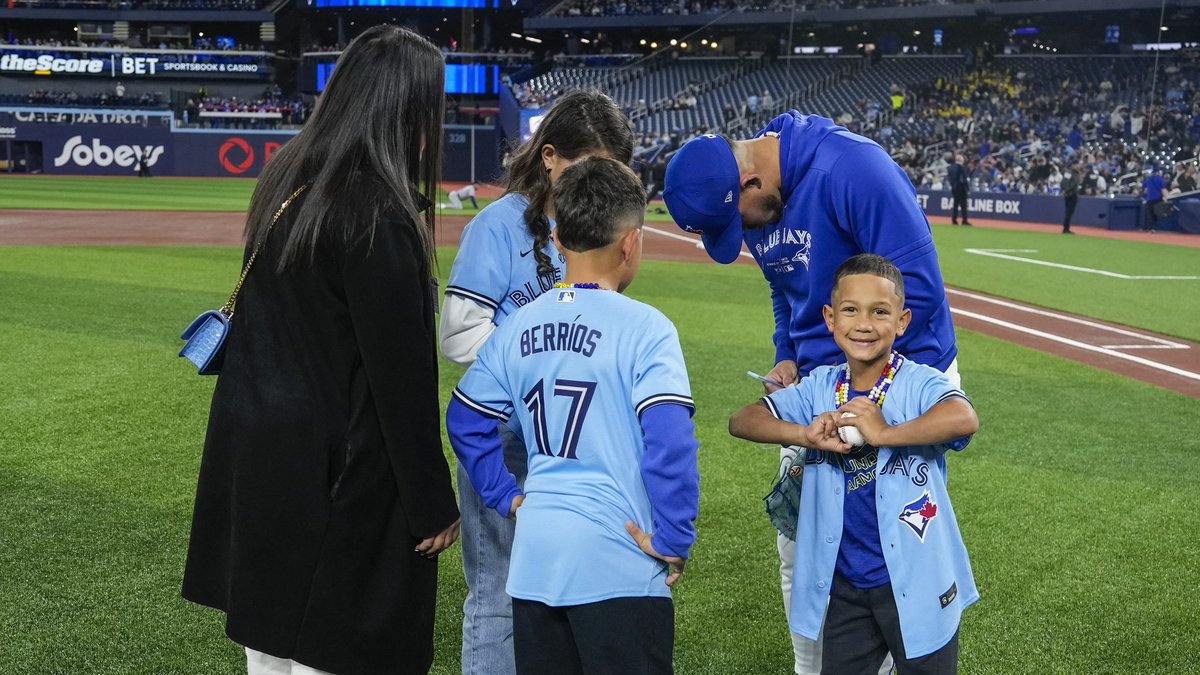 Las Mákinitas 🤗🦾 Los hijos de José Berríos hicieron el lanzamiento inicial del partido 💙