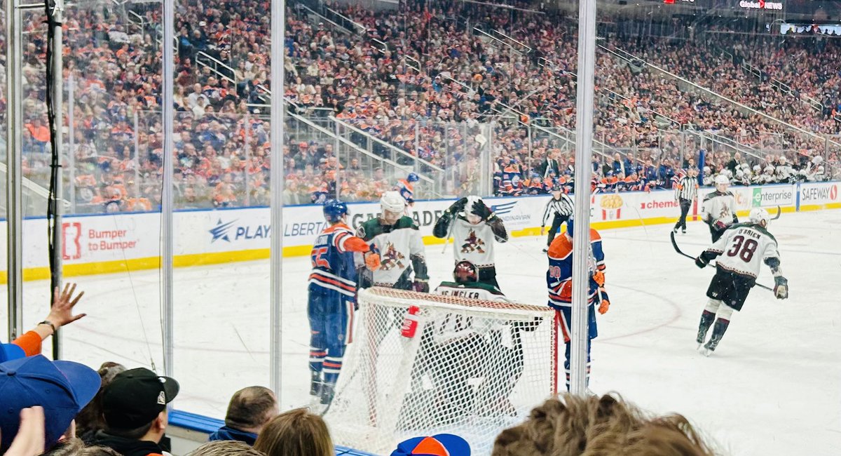 Great night out at the #oilers game last night.  Family, friends & hockey, three of my favourite things!! 🧡💙🧡#goOilersgo