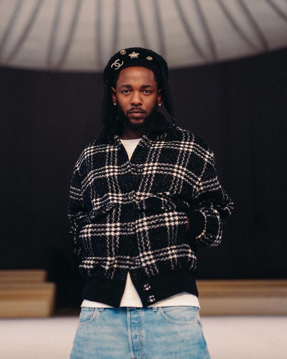 Kurrco's tweet image. "Pip squeak pipe down, you ain't in no big three, SZA got you wipe down, Travis got you wiped down, Savage got you wiped down, like your label boy you Interscope right now"

"How the f*** you been big steppin with size 7 mens on"

— Drake on a leaked diss track