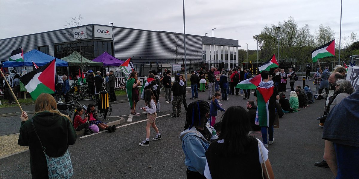 Rally outside Elbit today in #Bristol, demanding that they stop providing arms that are being used in Gaza. One moving part was attendees writing names of some of the dead and tying them to the fence in an act of remembrance. #CeasefireNOW #ShutElbitDown @Pal_action @BristolPFF