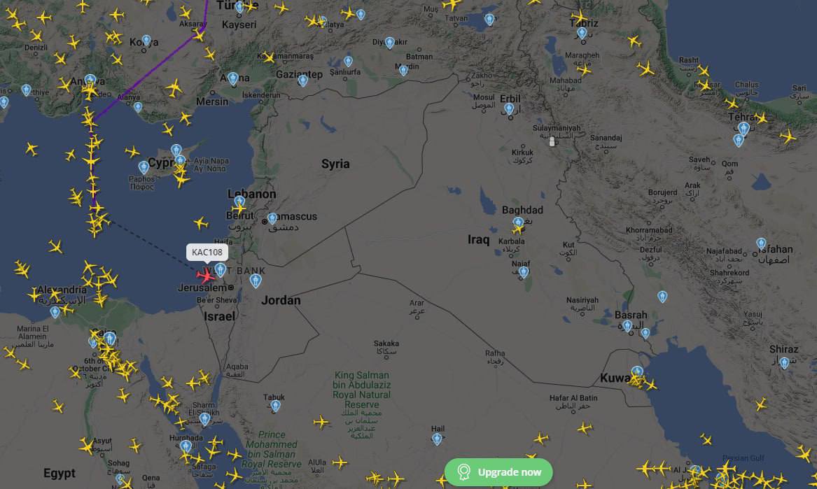 В небе над Ближним Востоком практически не осталось гражданских самолетов. Самый отслеживаемый на Flightradar рейс — самолет из Лондона в Кувейт. За ним следят почти 100 тысяч человек.