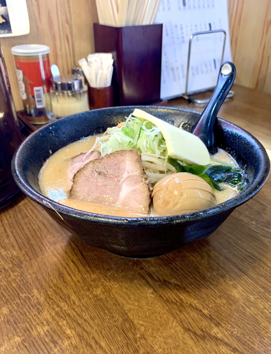 『百列軒』🍜

@埼玉県飯能市😊

味噌ラーメン味玉バターTP🍜

来るたびに暖簾が異様な感じに😅
味玉が輪切りに、百列拳🤛で切ったのか👍
中華鍋を振る音がそそります🎯
美味しかったです♪ご馳走様でした🙏