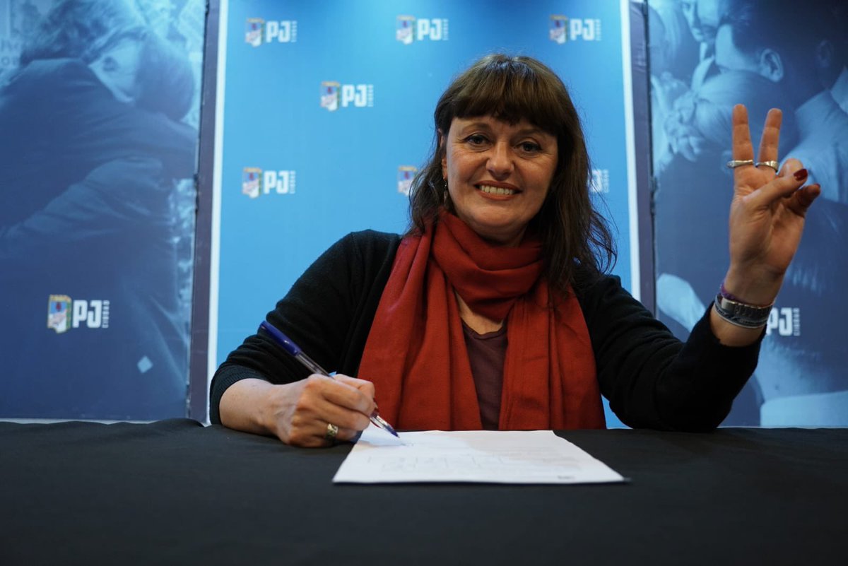 Felicitamos también a nuestra compañera
<a href="/lorenaa_crespo/">Lorena Crespo (Tana)</a> , corresponsable de La Cámpora Comuna 9 y actual comunera, por su designación como Secretaria en el Instituto de Formación del Partido Justicialista de la
CABA.
