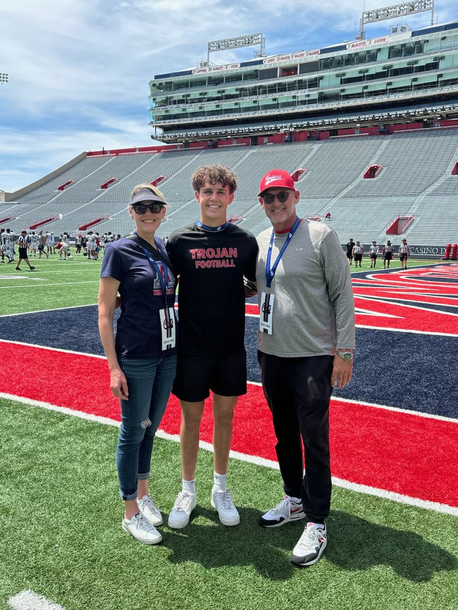 Had an amazing visit at @ArizonaFBall Thank you to @Gaizka_UofA for the hospitality @FBCoachDavis @CoachPerrone @CoachBrennan @CoachMoevao_3 @CoachBabers_