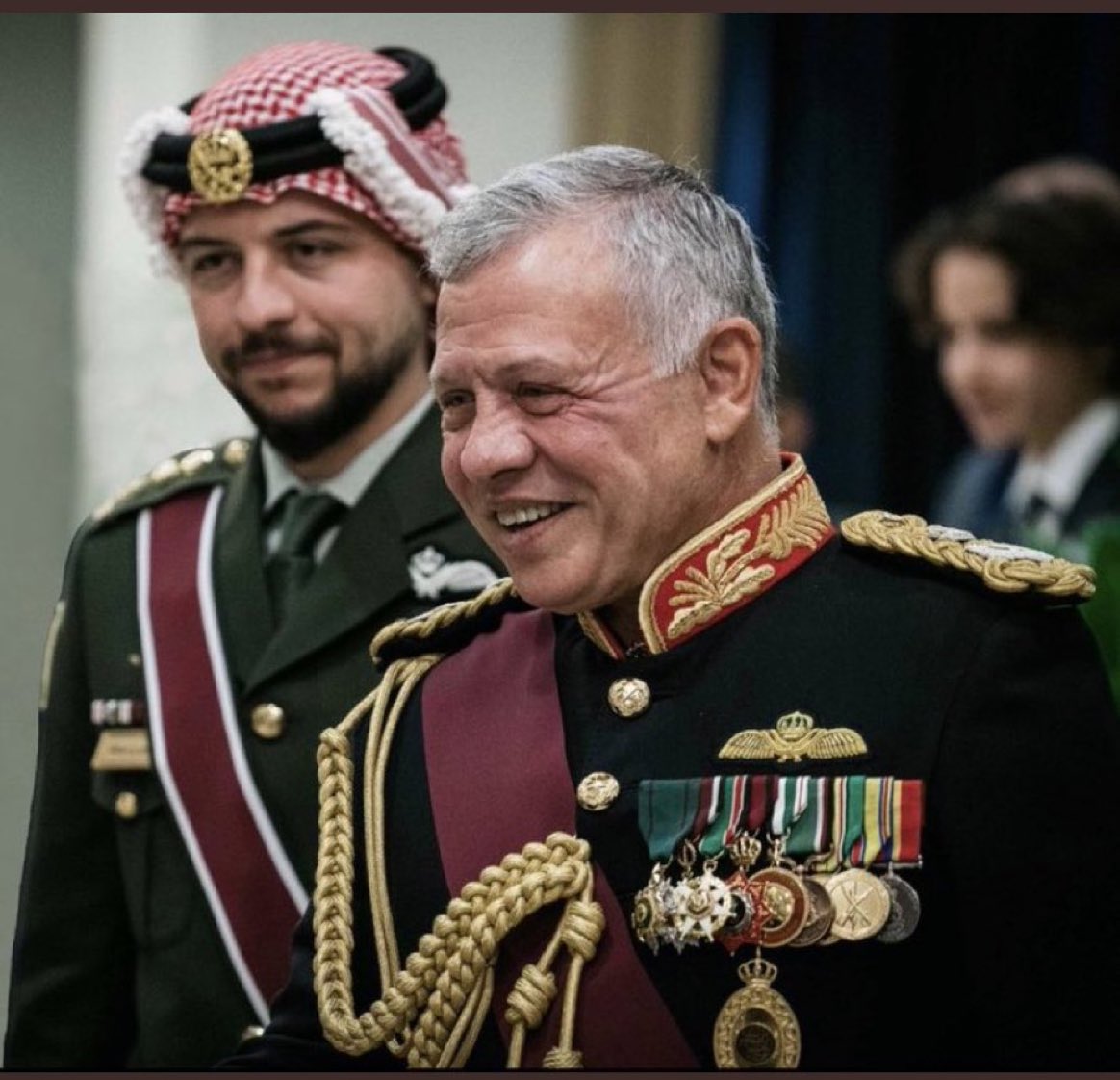 مجرد ألعاب نارية بين الأختين  إيران وإسرائيل 
تطلق إيران طائرات مسيرة سهلة القنص  فتسقطها الصوابيخ الإسرائيلية مشكلة ألوان الألعاب النارية ولهذا  ملك الأردن أمر بتشغيل أنظمة الدفاع الجوي للدخول لهذه المسرحية لو كانت حرب حقيقية لن يتجرأ لدخولها.. #الأردن  
#الرد_الإيراني