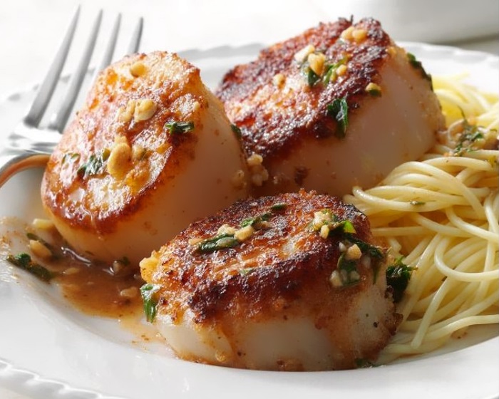 Sea scallops with 🍋 garlic, parsley and white wine sauce
#recipe tasteofhome.com/recipes/skille…