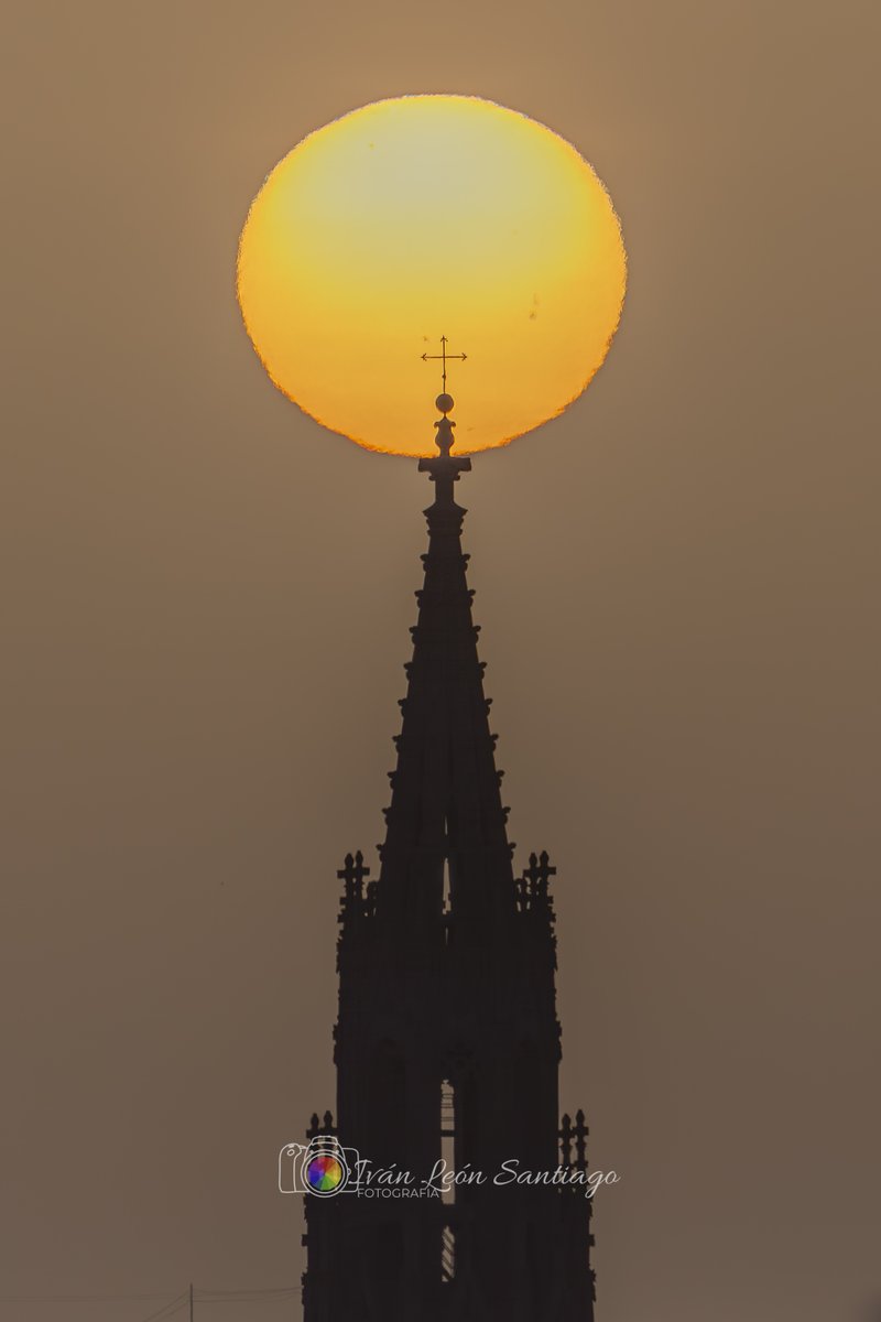 📷🌄 El sol apoyado en la torre más alta de la Iglesia de #Arucas en el atardecer de hoy #GranCanaria 🇮🇨#IslasCanarias