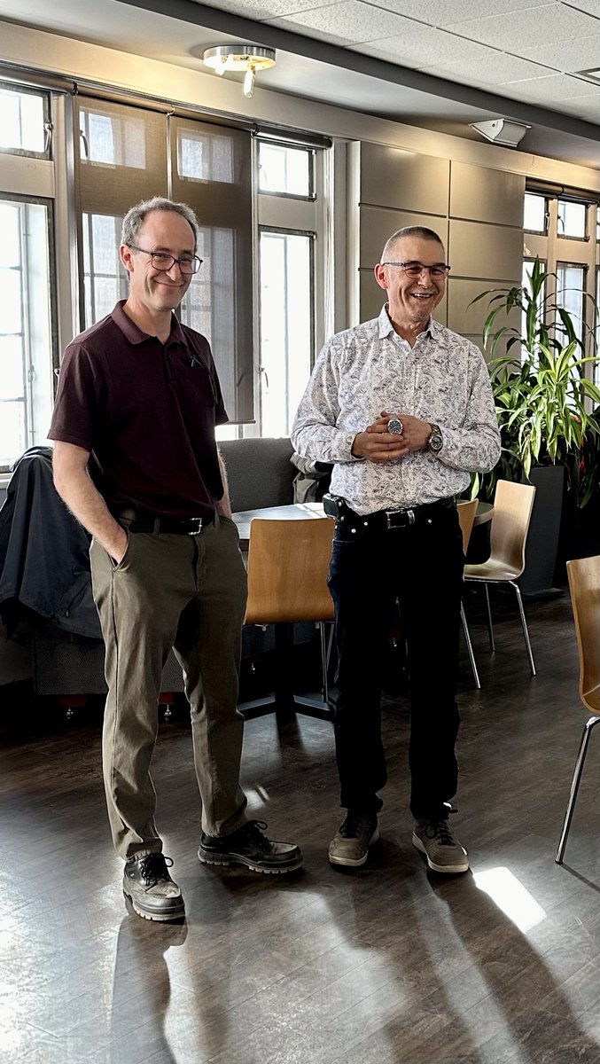 Faculty, staff, & students of @USaskChem got together to celebrate the retirement of Prof. Jens Müller after 21 years in our department. We even invited him! 😉 Department Head @USask_PRG presented him with the traditional parting gift. 🤓⌚️