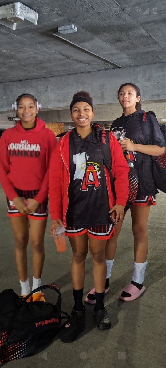 A few of my teammates! We at 'The Challenge'...Kenner Angels 2027 @angelsBB_LA @KennerAngels27 @LgrBasketball