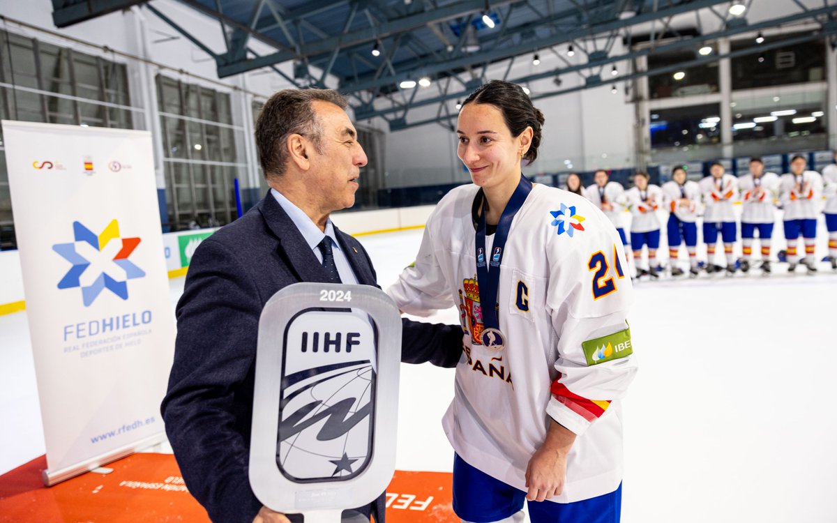 🥈 España acaricia el oro tras un partido de infarto ante Kazajistán (5-3) ¡Felicidades a todo el equipo por su entrega! Lo han dado todo hasta el final 👏🏻 💥 ¡Lo seguiremos intentando! 📸 IIHF / Joan Reyes #hockeyhieloESP