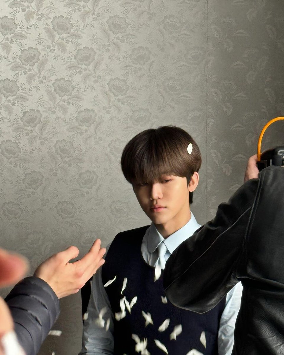 The darkness that held me, scatters away. Lookin' up higher in thе sky. All the fears of yestеrday. Fadin' out, diminishing.