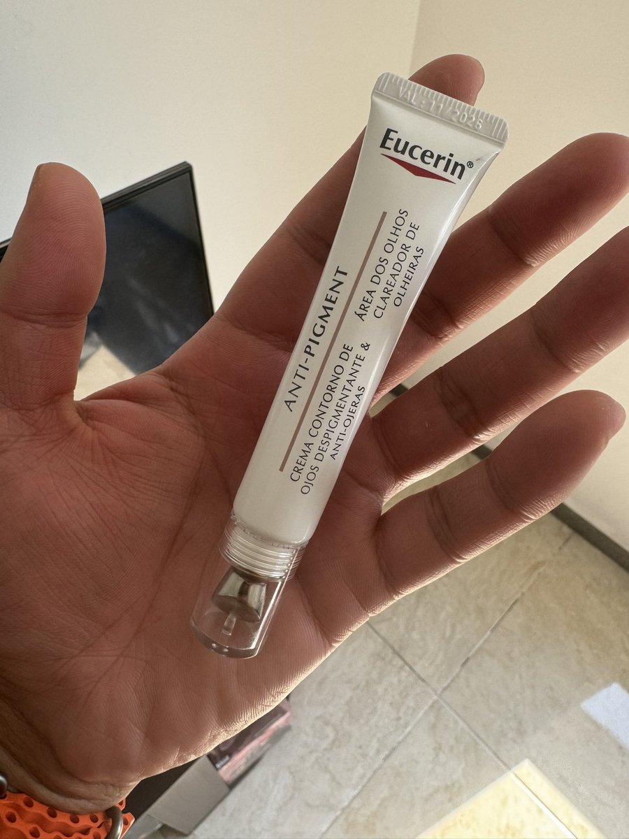 un_tal_urologo's tweet photo. Hasta las ojeras hay que "hidratarlas" ahora imagínense los riñones. https://t.co/Wo0xH9rnbg
