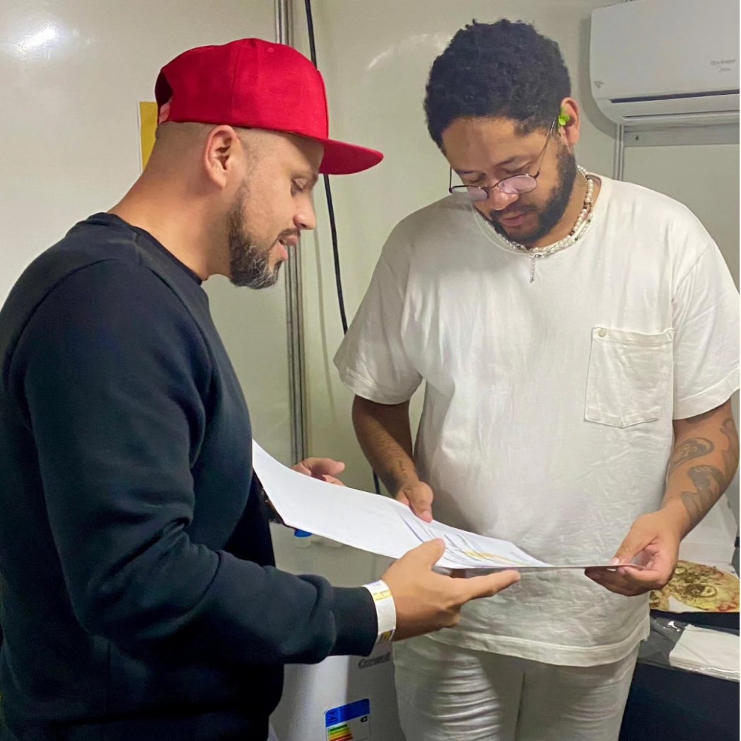 maxmacieldf's tweet photo. #AGiraFinal recarregou as nossas energias!
Mas, além de curtir o show, fomos entregar nossa moção honrosa para o @emicida, pelos serviços prestados para o Hip Hop e a juventude negra ✊🏾 https://t.co/N3AlBEeOW5