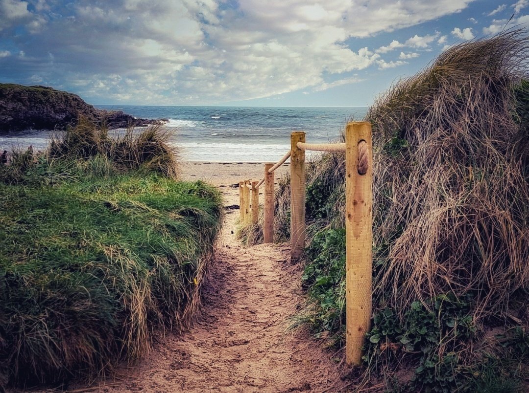 'On The Sandy Path Down To The Beach', Porth Trecastell, Near Aberffraw ⛱️@Ruth_ITV @DerekTheWeather @BBCCymruFyw @ItsYourWales @WalesCoastUK @ITVWales @WalesCoastPath @nationaltrust @BBCCountryfile @NTCymru_ @northwalesmag #NorthWales #ThePhotoHour @BBCWalesNews #LoveAnglesey