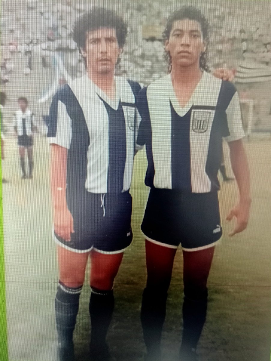 1989 de la mano del maestro Miguelito Company,debuta Juan "Peluquita" Saavedra.
En la foto al lado del gran César Cueto. El equipo luce camisetas marca Andinas con luto encima de un escudo poco recordado.
Arriba Alianza toda la vida ⚽💙🤍💙 <a href="/LibroHyLCAL_Li/">Libro Historia y Leyenda del Club Alianza Lima</a> <a href="/DanijesusRG/">Danny RG</a>