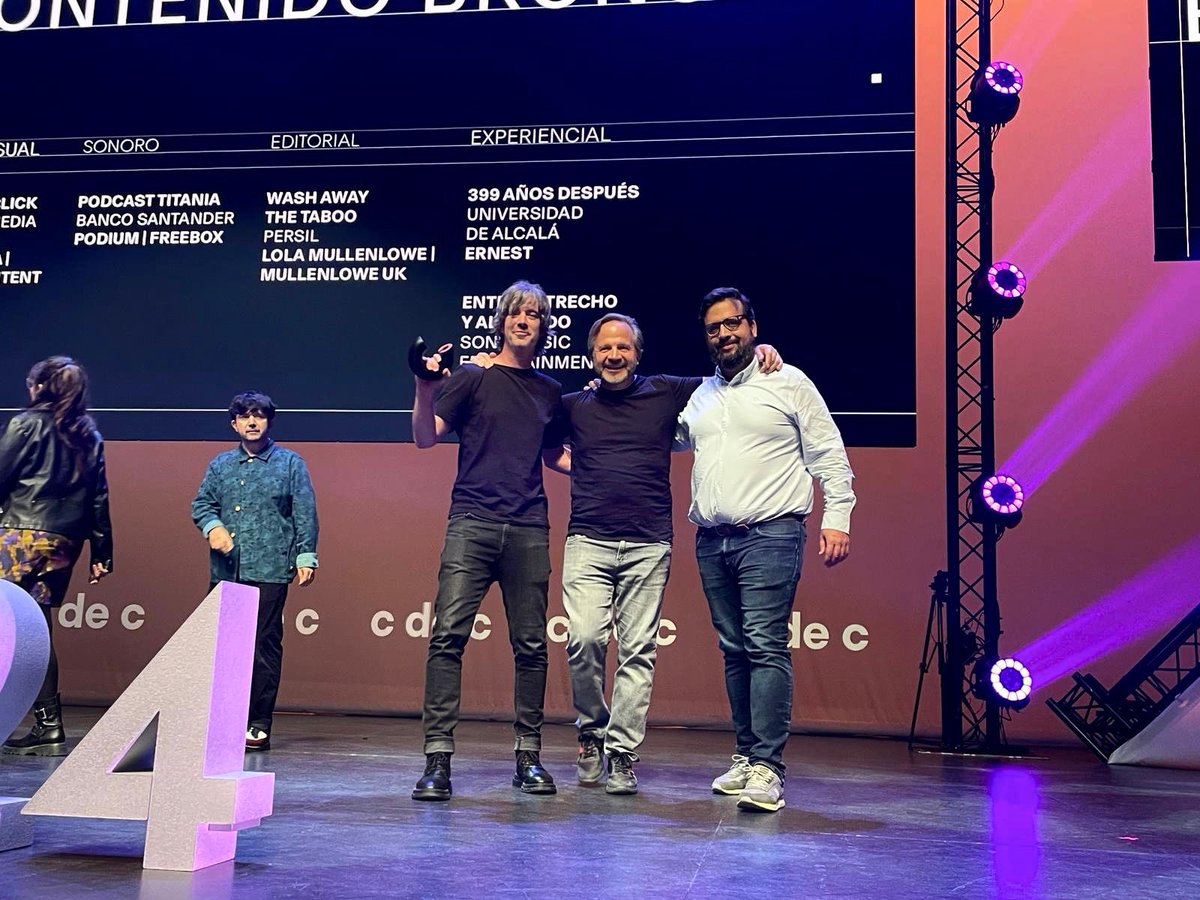 ABethencourt_F's tweet photo. Hace poco más de un año estábamos en un coworking pensando cómo sería Ernest. 

Hoy subimos a recoger un premio. Gracias por todo @pabloalzugaray , @nachoguillo y a todo el equipo de @Hola_Ernest. El primero de muchos! https://t.co/mbKQIOigSb