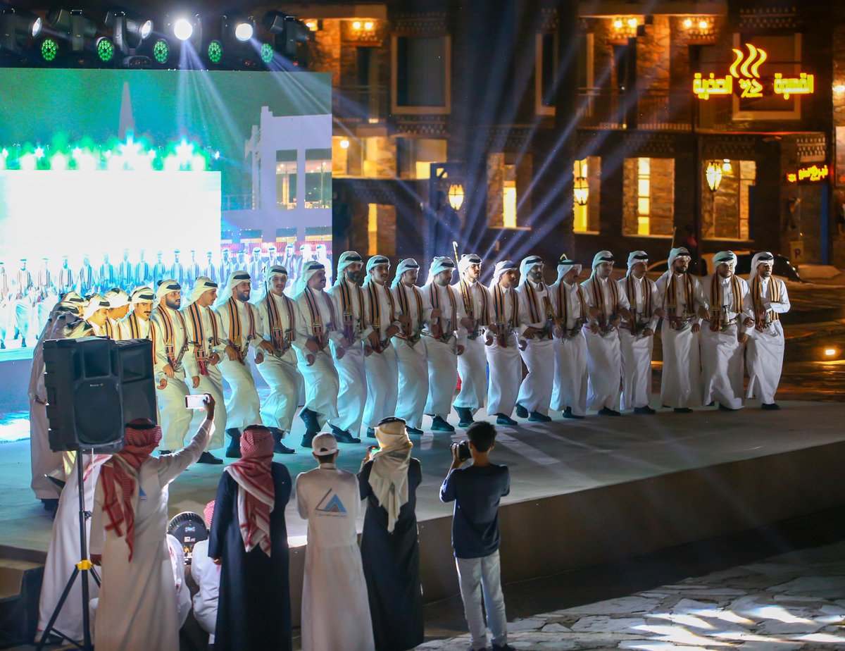 rijalalma002's tweet photo. #عيدك_بين_أهلك_وناسك 
مشاركة الأهالي بالحضور أضافته أجواء فرحة وبهجة وسعادة بالعيد السعيد 
#فعالياتنا_في_العيد_من_أجلكم 
#أمانة_منطقة_عسير 
#بلدية_محافظة_رجال_ألمع
#فرحة_العيد_دئماً_أجمل_بكم https://t.co/v1vFpYkQG4