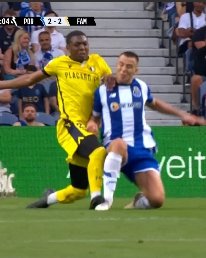 😳 Aos 84 minutos Nico González sofreu este pisão duríssimo e o árbitro nem amarelo mostrou ao jogador do Famalicão. 

👉🏻De relembrar que Zaydou já tinha amarelo e consequentemente iria para a rua mais cedo.

Até quando? 🙄