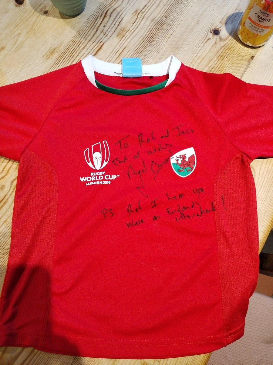 Robertkitwe's tweet photo. Thank you @Nigelrefowens for your autograph on my mates sons Welsh jersey @ChinnorRFCThame dinner on Friday evening.  
As you were told you are known as King 👑 Nigel in our house for you conduct on the rugby pitch. You have made two English rugby fans very happy thank you 🙌🙌🏉 https://t.co/olOvL2YeXi