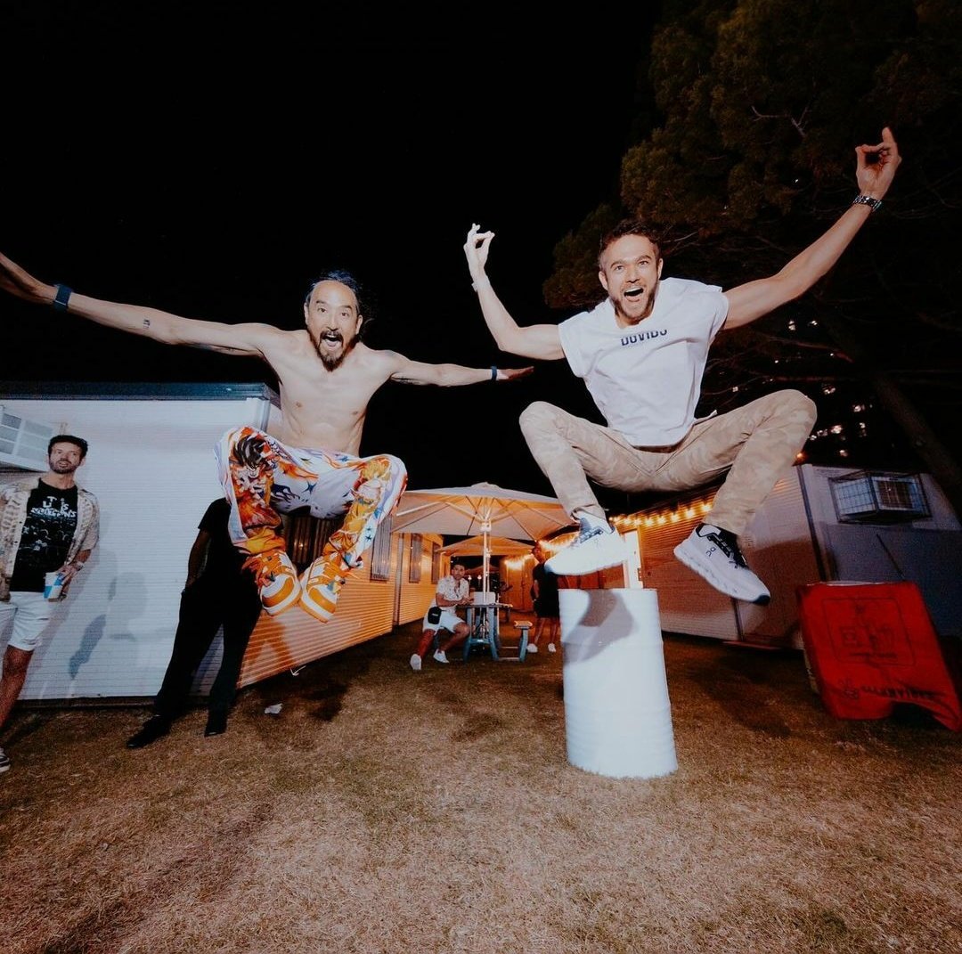ZeddUpdates_'s tweet photo. #aokijump
@Zedd and @Steveaoki backstage at Ultra Australia https://t.co/yz0uvGxqlP