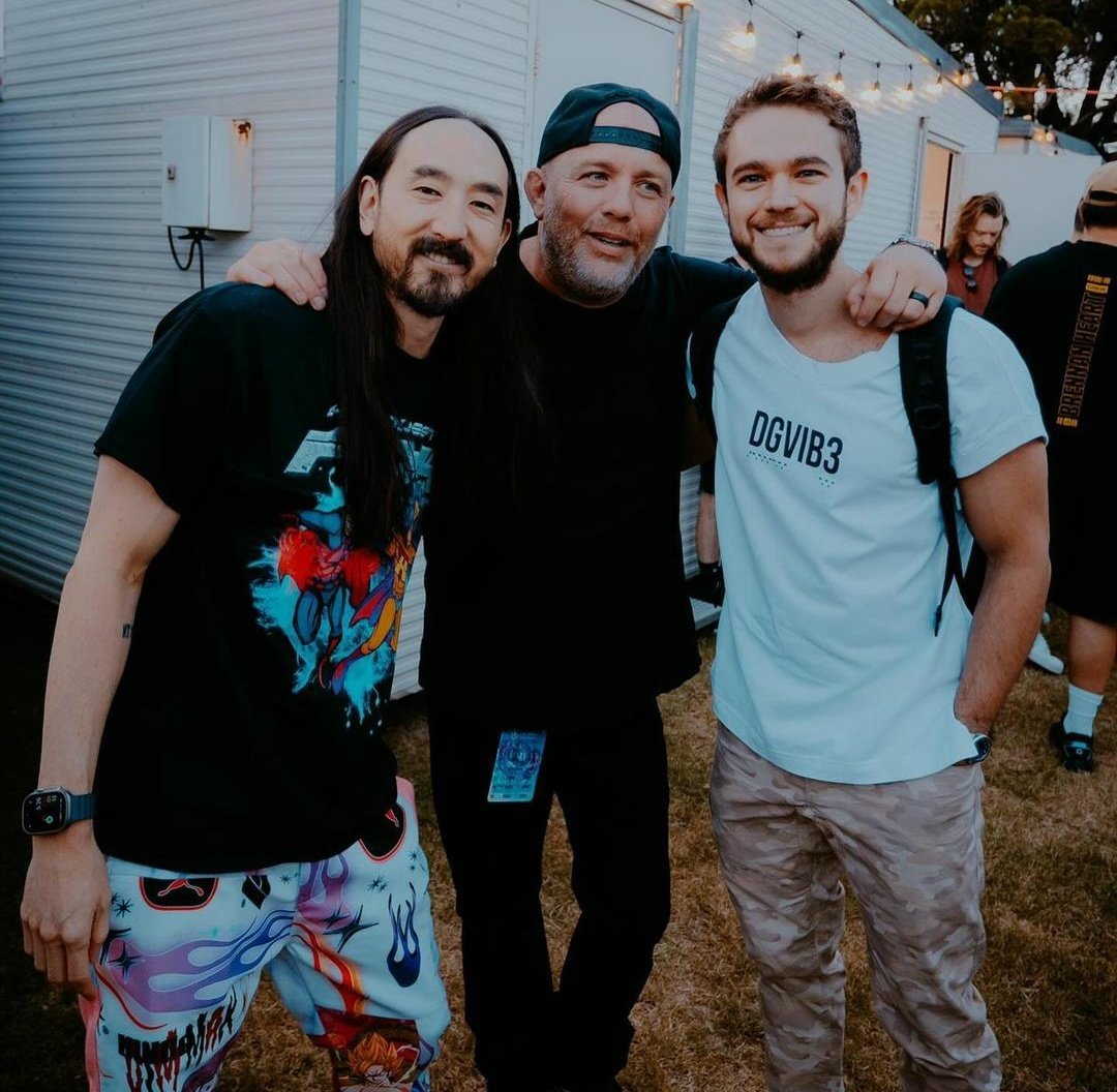 ZeddUpdates_'s tweet photo. #aokijump
@Zedd and @Steveaoki backstage at Ultra Australia https://t.co/yz0uvGxqlP