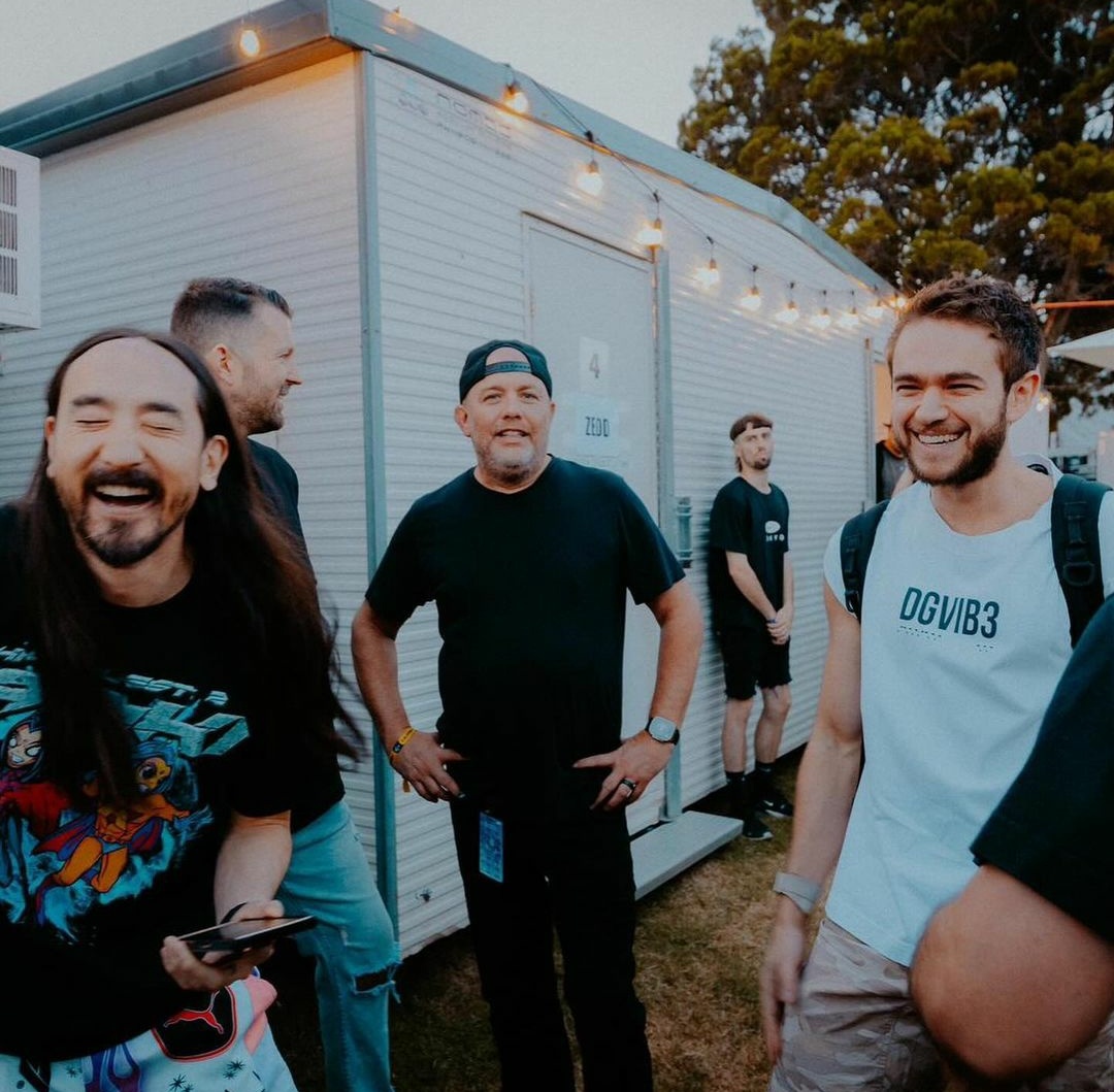 ZeddUpdates_'s tweet photo. #aokijump
@Zedd and @Steveaoki backstage at Ultra Australia https://t.co/yz0uvGxqlP