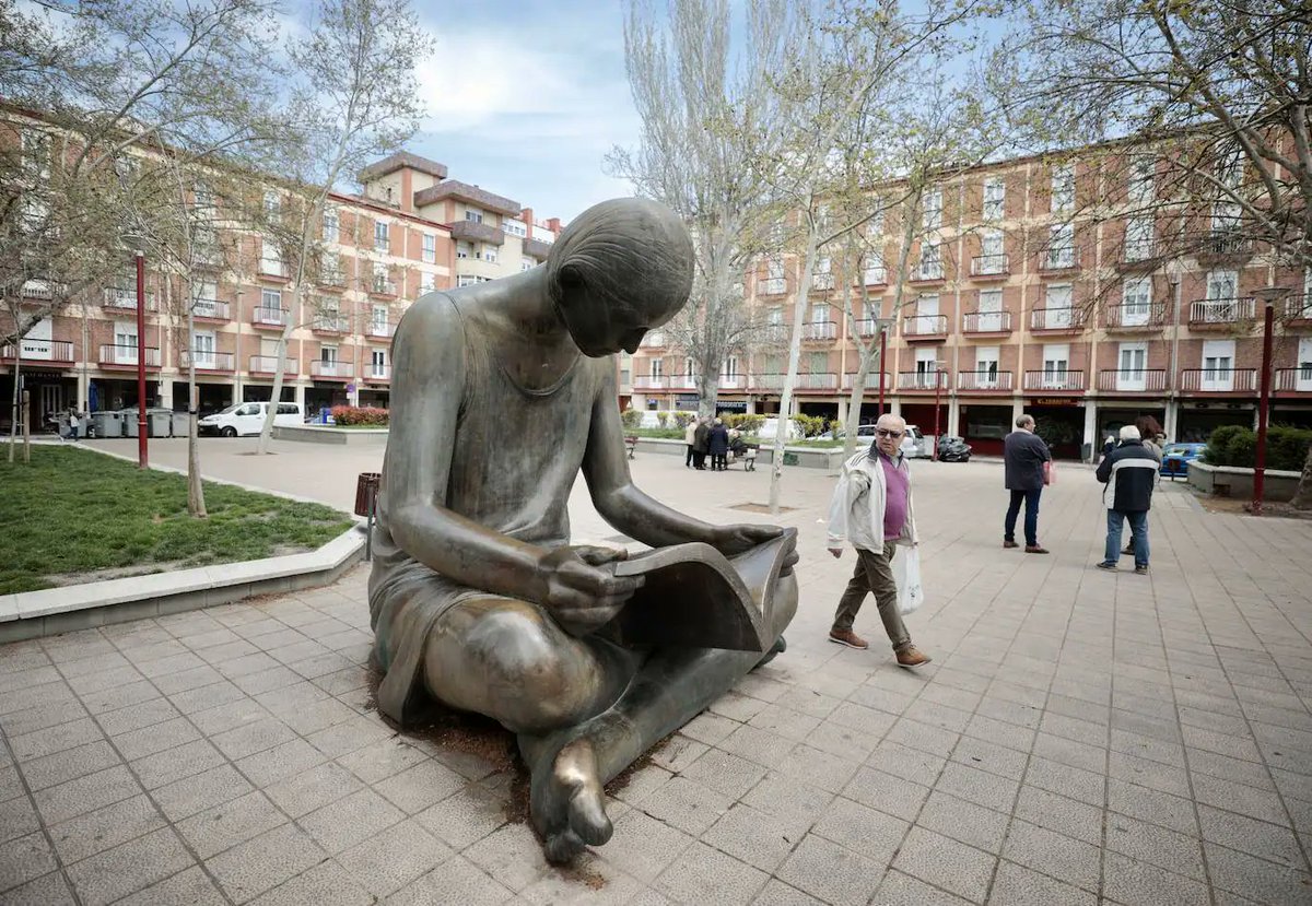 Nuestra querida Plaza y su estatua de la niña lectora.