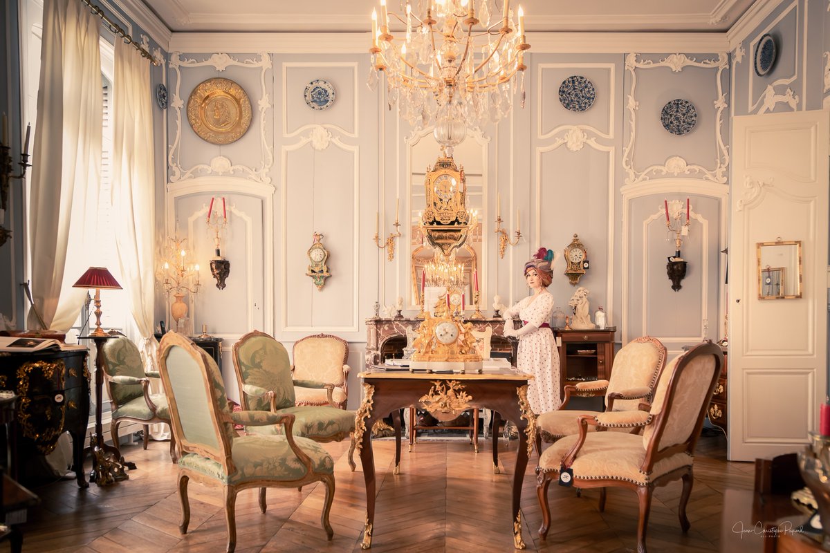 Let’s take a tour of the hotel de Bouillon in #Versailles 
Photographer : ALS Photo - Jean-Christophe Peyrard

#Regency #reenactment #recreación #livingHistory #historicalcostume #Historicalsewing