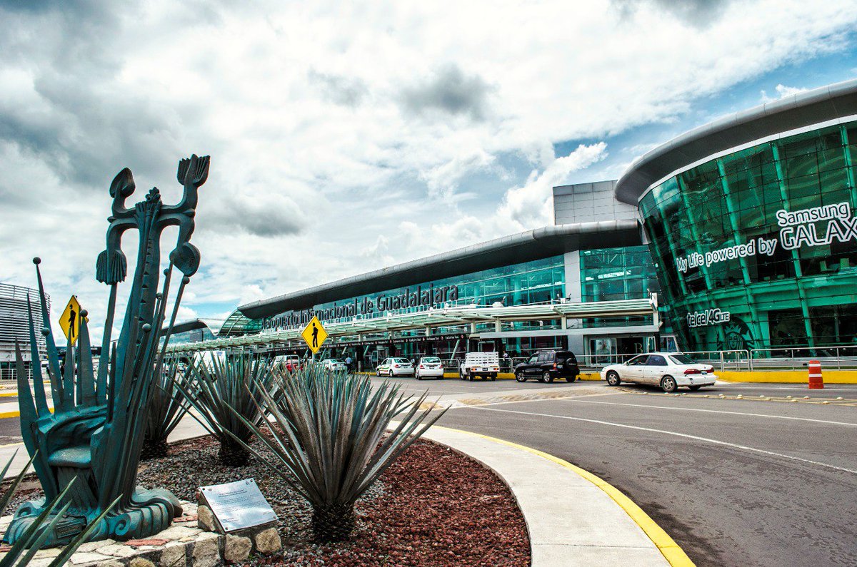 EnriqueAlfaroR's tweet photo. Les tengo una gran noticia: Jalisco y Canadá estarán más unidos que nunca, porque, además del vuelo directo Guadalajara-Vancouver, que inicia operaciones este 31 de mayo, la compañía @flairairlines arrancará este 13 de septiembre una nueva ruta directa Guadalajara-Toronto.

Con estas dos nuevas rutas, que tendrán dos frecuencias semanales, y los 15 vuelos directos a distintos destinos de ese país que salen desde Puerto Vallarta, se incrementan las posibilidades de intercambio comercial y turístico, ya que Canadá es el segundo país del que recibimos más visitas.