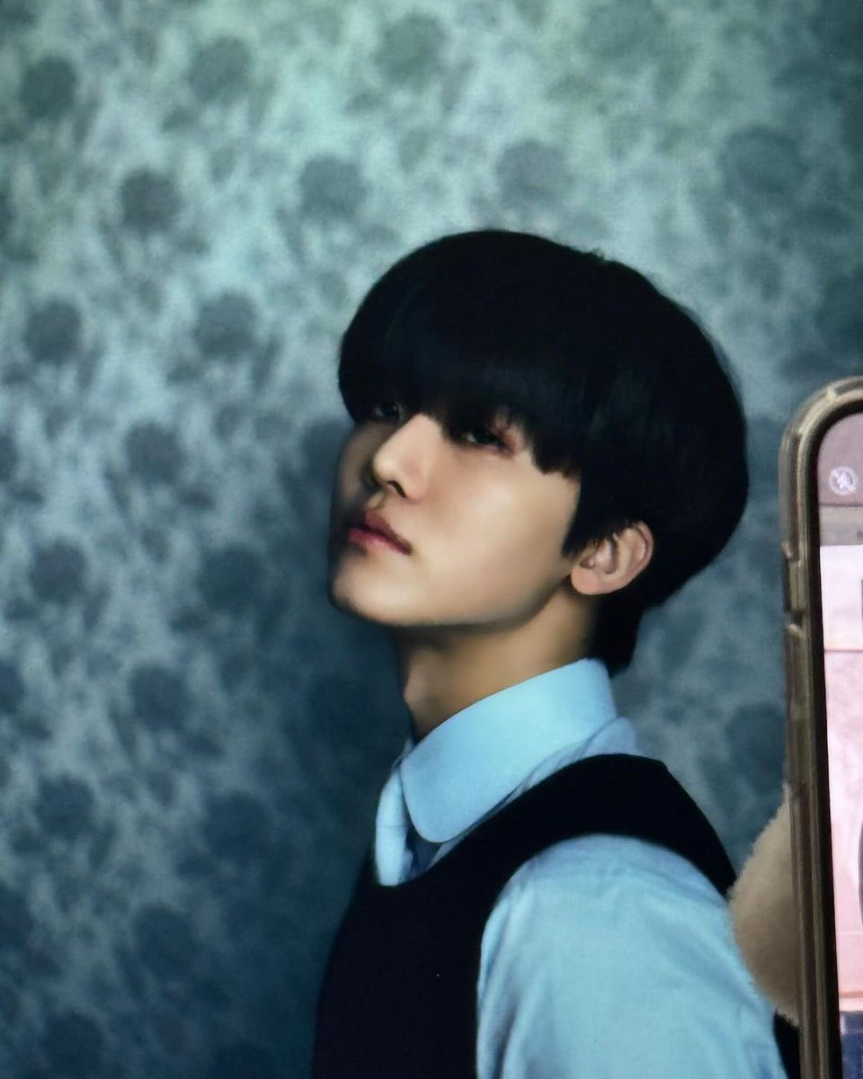 The grandeur of the creator who created it into a remarkable human being is etched in this photograph. Presents himself as a man of charisma and confidence that can amaze everyone. A man who deserves the wonders of the universe.