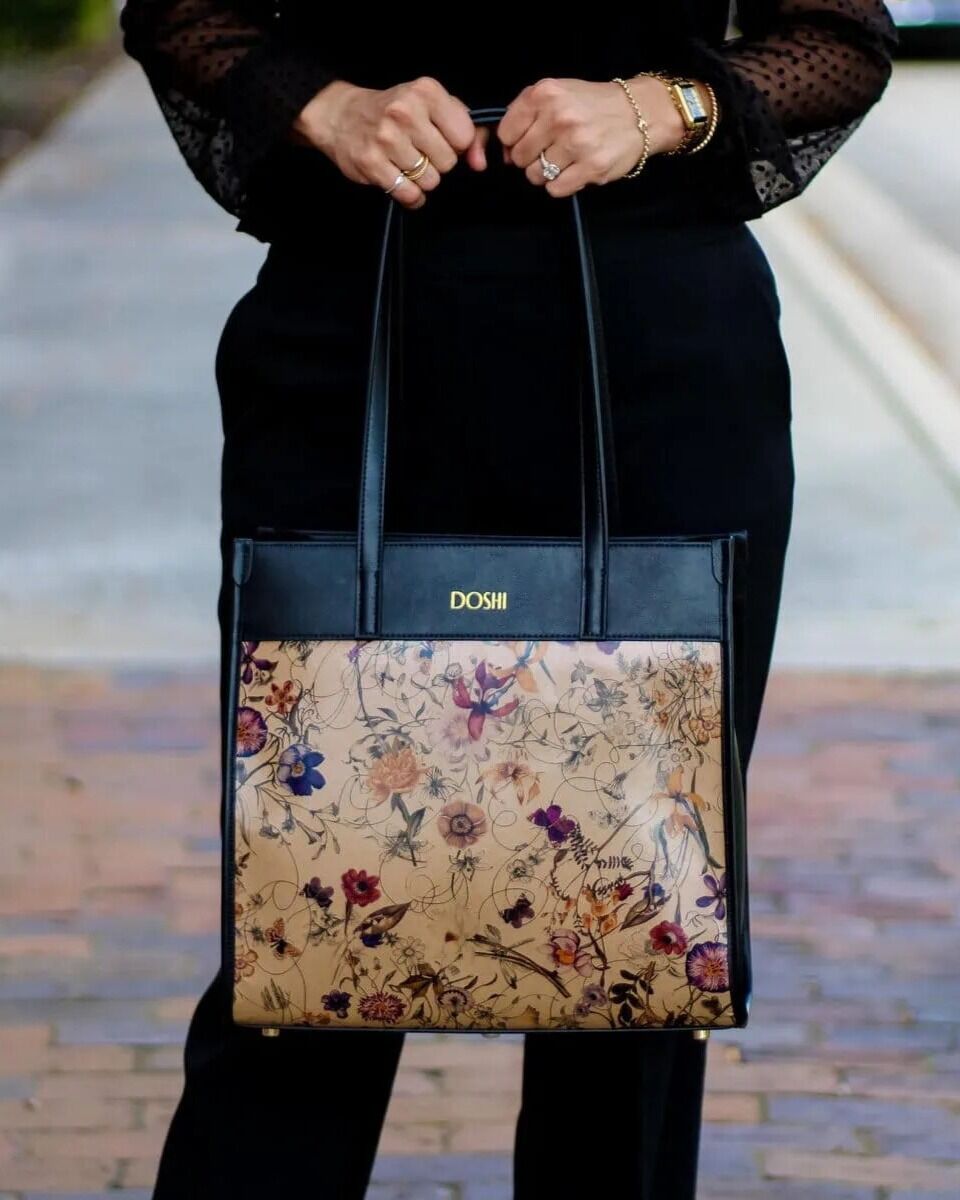 dailymomtweets's tweet image. It&apos;s time for a spring tote upgrade, gals. We all need a fashion staple bag that makes every basic outfit in our closet pop!  

Get the link: jo.my/z2tnkl 
.
.
.
.
#springfashion #springaccessories #springootd #ootd #purse #bag #floralpurse #totebag #springoutfit