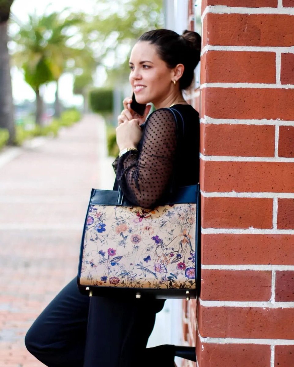 dailymomtweets's tweet image. It&apos;s time for a spring tote upgrade, gals. We all need a fashion staple bag that makes every basic outfit in our closet pop!  

Get the link: jo.my/z2tnkl 
.
.
.
.
#springfashion #springaccessories #springootd #ootd #purse #bag #floralpurse #totebag #springoutfit