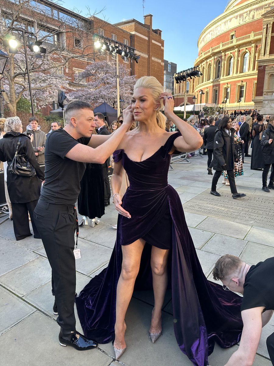 The goddess ⁦@hanwaddingham⁩ being pampered by stylists on concourse of ⁦@RoyalAlbertHall⁩ at last year’s ⁦@OlivierAwards⁩