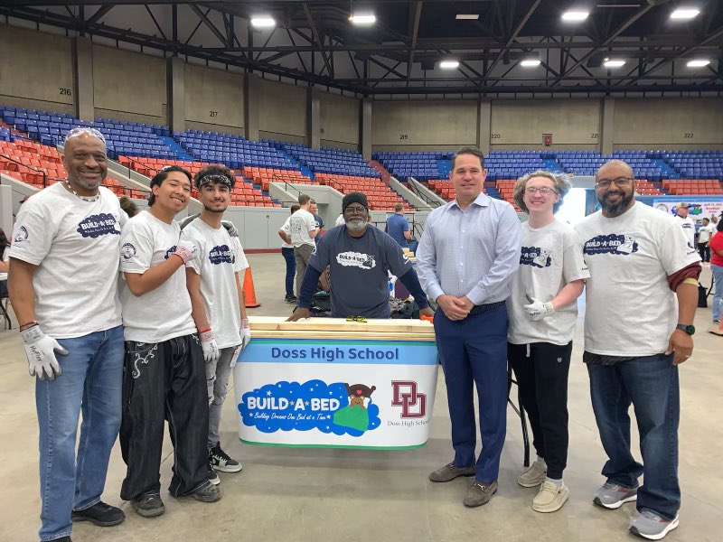 Doss HS staff & students working with @buildabed to support kids in our community. Former principal and current @JCPSSuper stopped by to support our Doss Dragons!!! #onceadragonalwaysadragon