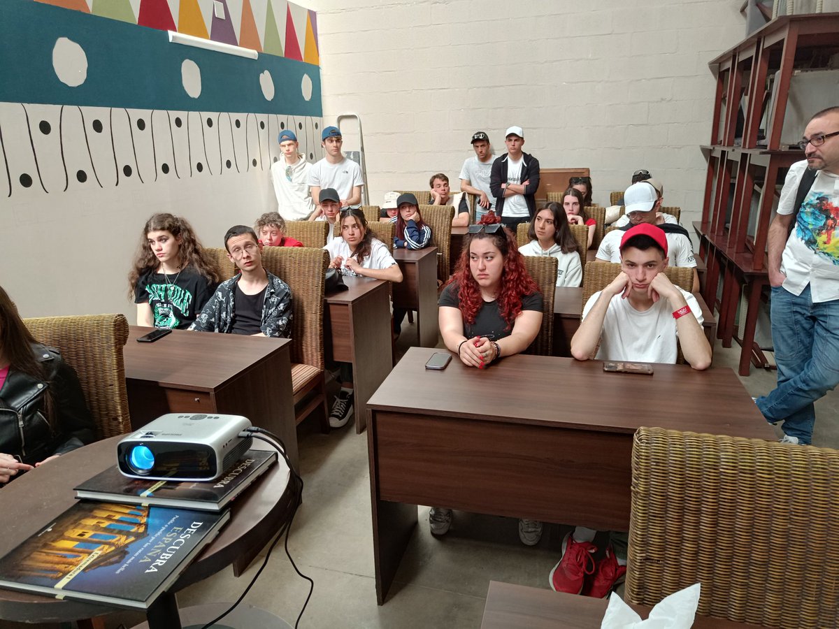 asnuci's tweet photo. Ayer, hemos recibido un grupo de 22 alumnos/as italianos de Diseño de Producto de la Escuela de Arte de Bérgamo. Con la colaboración de la Escuela de Arte de Huelva. 
Les hemos mostrado la realidad de los jornaleros/@s, así como los proyectos que desarrollamos en Asnuci. https://t.co/RSdqxHVGZs