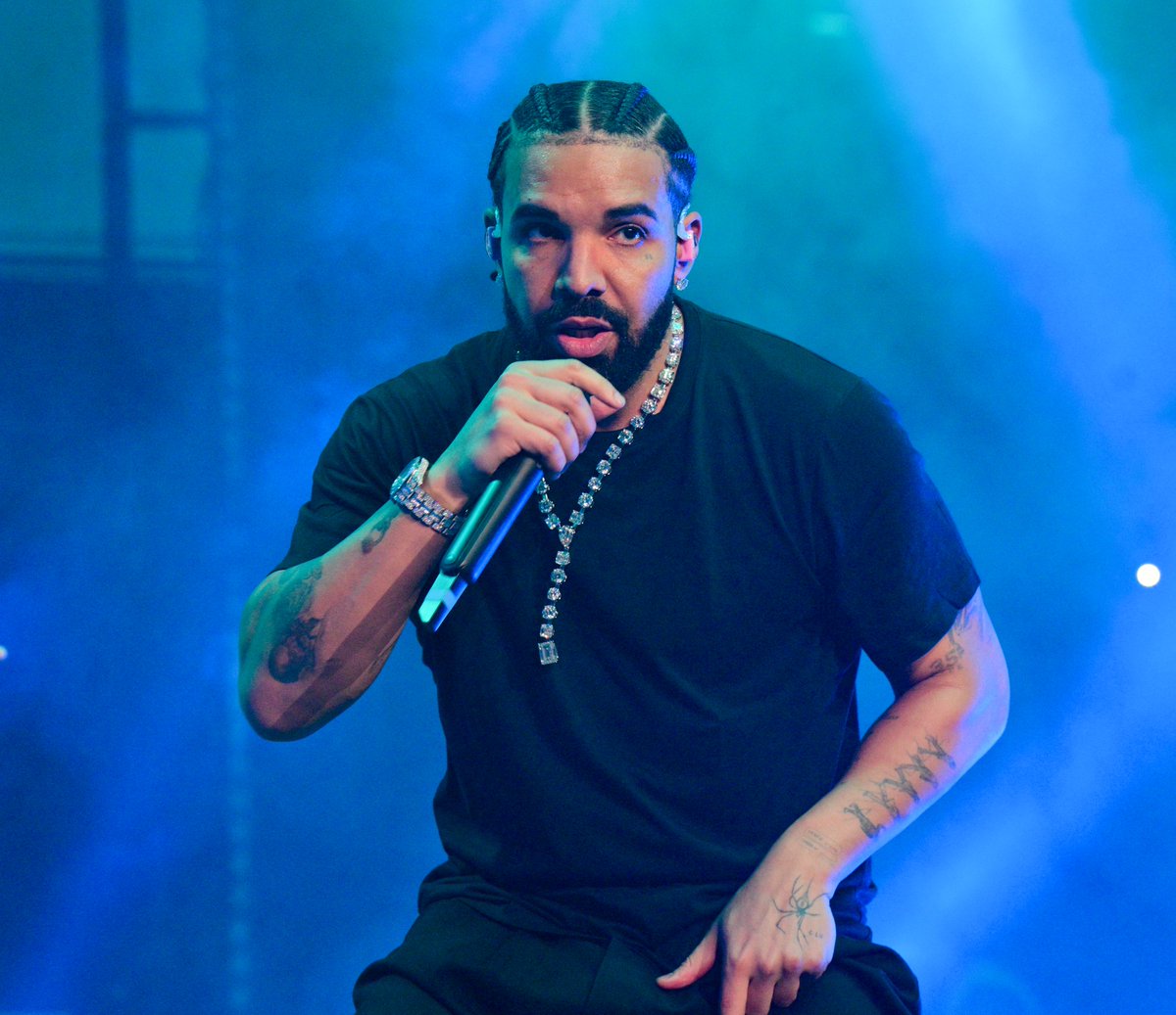 ComplexMusic's tweet photo. "N***a, Prince outlive Mike Jack." - Kendrick Lamar

"What's a prince to a king, he a son n***a." - Drake