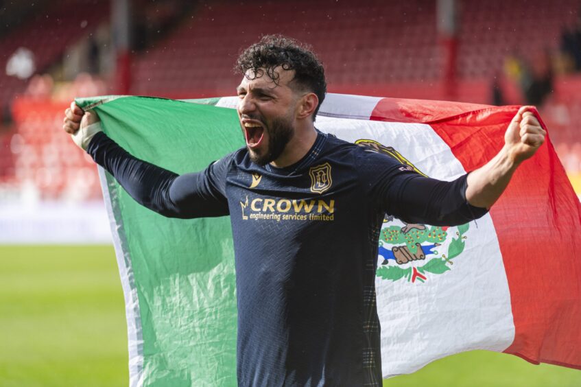 DensParkChoir's tweet photo. A message to;

The west coast media,
All the greeting pricks about our pitch,
Rangers,
Hibs,
&amp; Derek Adams

Get it right, firmly, unlubricated, fucking up ye 🖕🏼

VAMOS 🇨🇷 https://t.co/1t0v6Dn1pn
