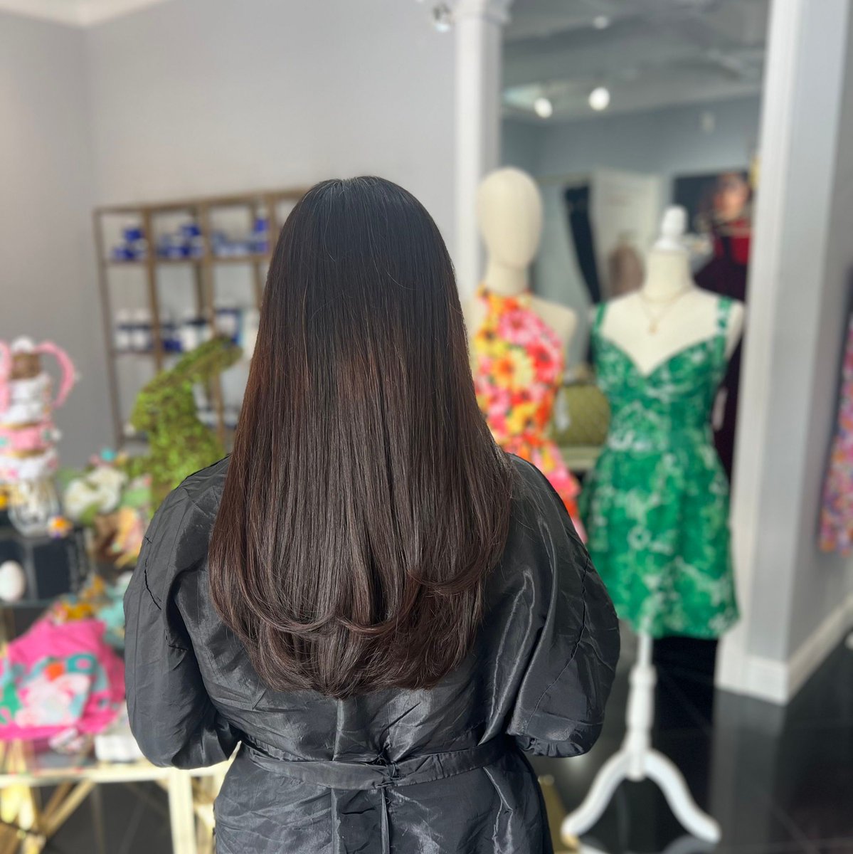 Tammy came in to get a haircut with Gracie. She has been so busy with school she hasn’t been in the salon in over a year she absolutely loved the outcome! 

#tomballhairstylists #nbrextensions #woodlandshairstylists #thewoodlandstx #houston #conroehairsalon #oribe #luxuryhair