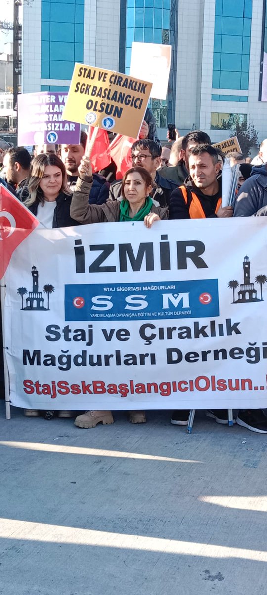 Ssk kartı var, 
Ssk numarası var, 
E Devlette ilk işe giriş tarihimiz olarak gözüküyor ama emekliliğe başlangıç sayılmıyor.

ADALET mi bu?
@herkesicinCHP
@iyiparti
@rprefahpartisi
@zaferpartisi
🛠🙋‍♀️Staj &Çıraklık 🙋‍♂️⚒️
          💯 EMEKTİR 💯

#StajyerÇırakHaksızlığaBoyunEğmeyecek