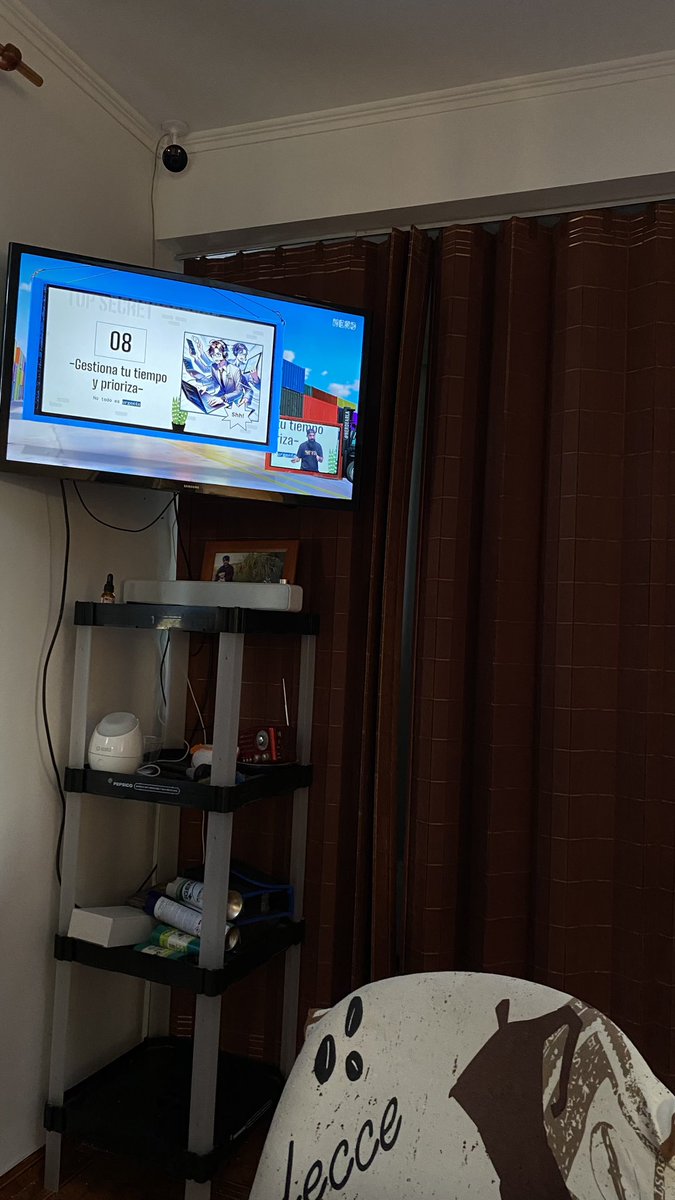 AlFcl's tweet image. Almorzando (se me pasó la hora un poquito  y viendo la charla en @nerdearla   De @MoureDev