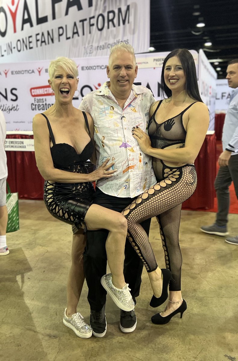 Look Mr FoXXXy found a couple of of Foxes. @FoXXXyDarlin and @MarieFox31 what a catch! 🦊 #hotfoxes #exxxotica