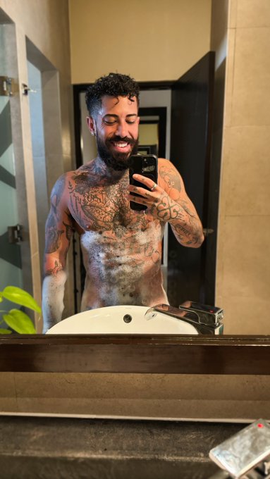 Uh oh, I'm all soapy. 🧼 https://t.co/8mJA2W0AUl<a href="/tag/happyhalloween"class="tags"><span>#happyhalloween</span></a>