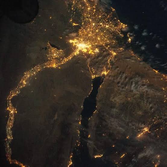 Egito visto do espaço à noite. As cidades estão basicamente localizadas no entorno do rio Nilo e seu delta, o resto é deserto.